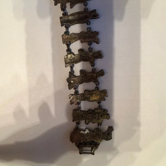 Vintage/antique Asian Silver colored Bracelet with Detailed Figures - Picture 15 of 16
